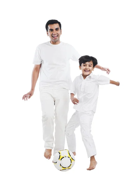 Padre e hijo jugando al fútbol — Foto de Stock