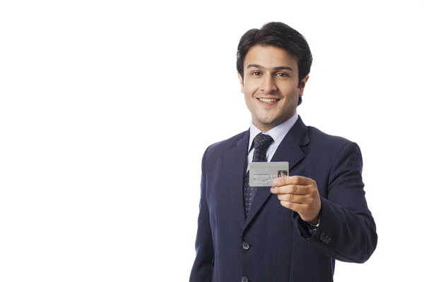 Homme d'affaires montrant une carte de crédit — Photo