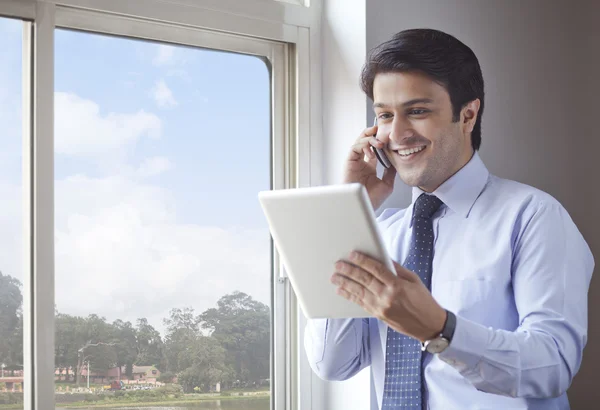 Empresário falando em um telefone celular — Fotografia de Stock