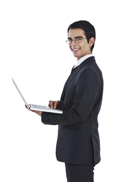 Uomo d'affari che utilizza un computer portatile — Foto Stock