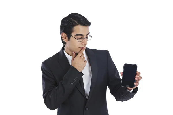Empresário mostrando um telefone celular — Fotografia de Stock