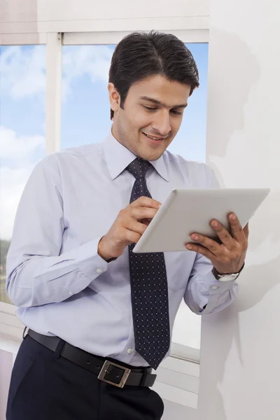 Geschäftsmann mit digitalem Tablet — Stockfoto