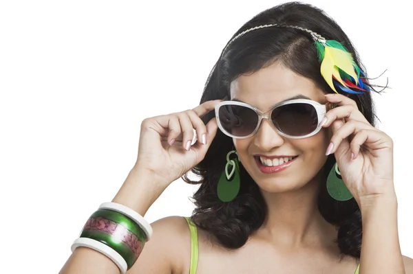 Woman posing with sunglasses — Stock Photo, Image