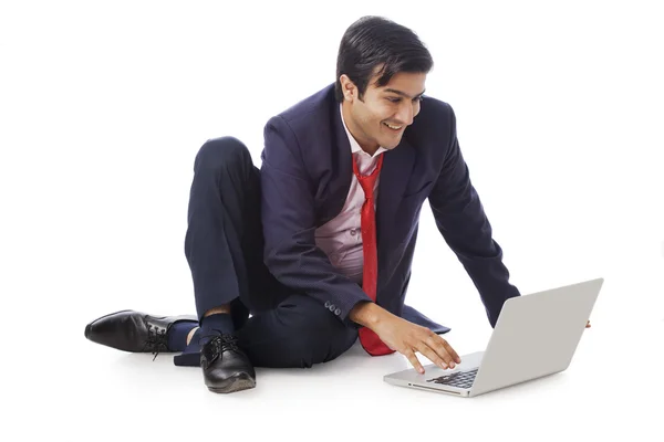 Geschäftsmann arbeitet an einem Laptop — Stockfoto