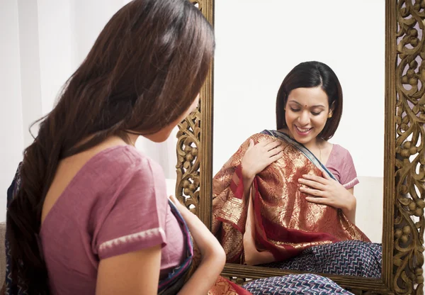 Reflejo de una mujer en el espejo — Foto de Stock