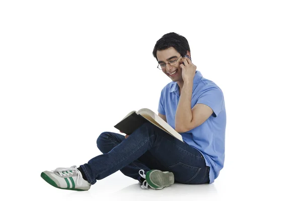 Man talking on a mobile phone — Stock Photo, Image