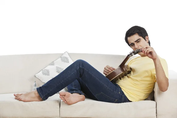 Man adjusting string of his mandolin — Stock Photo, Image