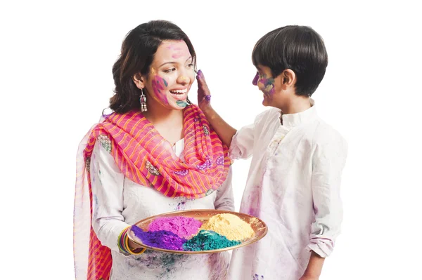 Mujer celebrando el festival Holi con su hijo — Foto de Stock