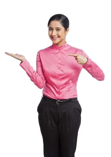 Businesswoman gesturing — Stock Photo, Image