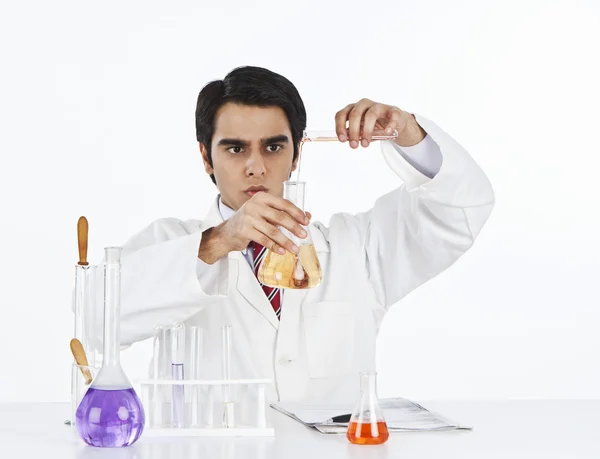 Scientist doing scientific experiment — Stock Photo, Image
