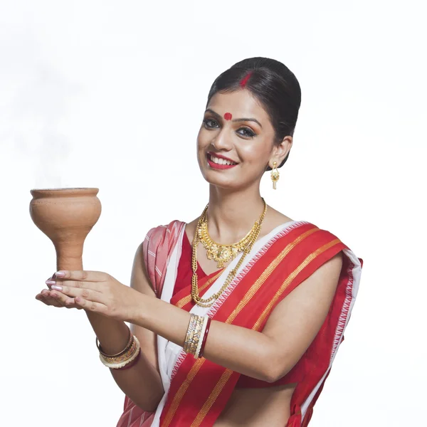 Traditional Bengali woman praying — Stock Photo, Image