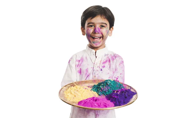 Menino segurando cores Holi em uma placa — Fotografia de Stock