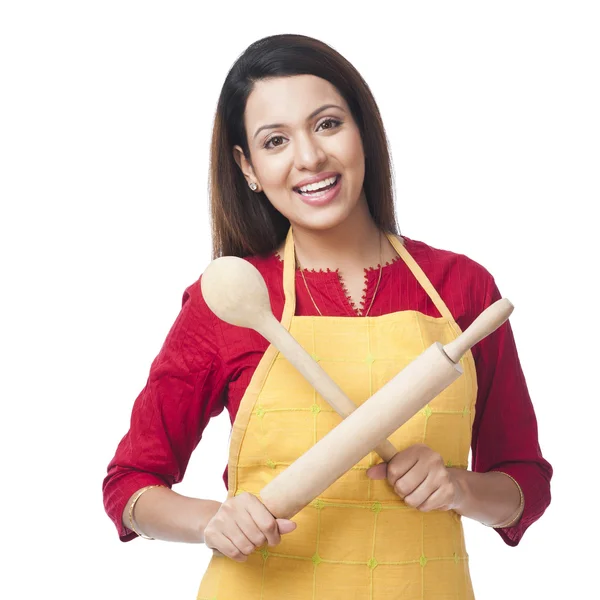 Mujer sosteniendo un rodillo y cucharón — Foto de Stock