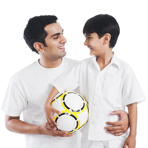 父亲和儿子一起足球 — 图库照片