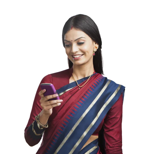 Hintli kadın bir cep telefonu kullanarak — Stok fotoğraf