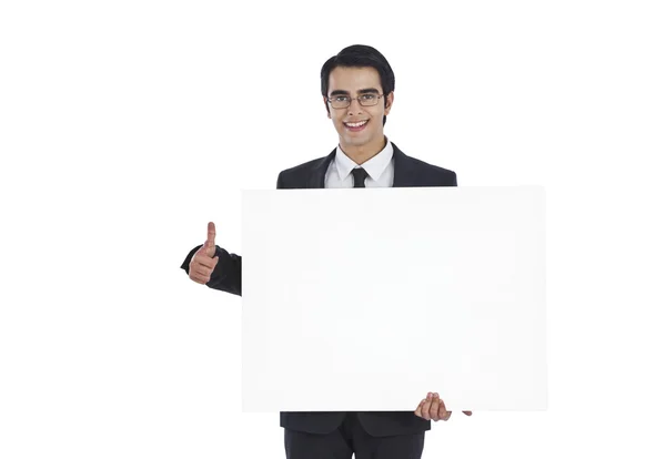 Uomo d'affari che mostra un cartello bianco — Foto Stock