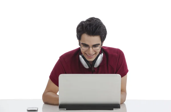 Homem usando um laptop — Fotografia de Stock