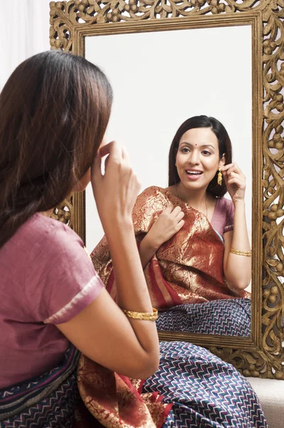 Reflexão de uma mulher no espelho — Fotografia de Stock