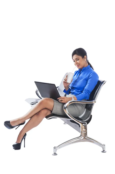 Businesswoman using a laptop — Stock Photo, Image