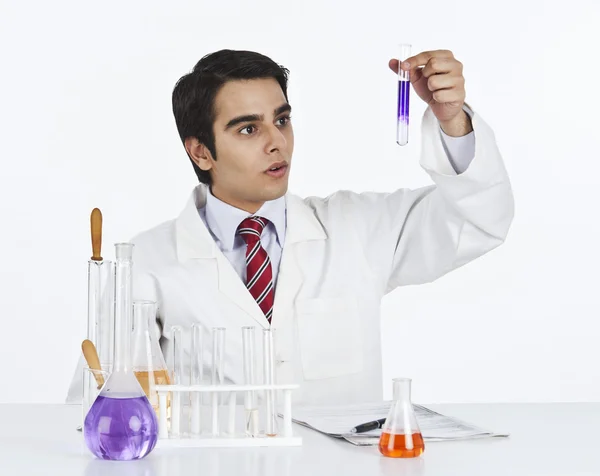 Scientist doing scientific experiment — Stock Photo, Image