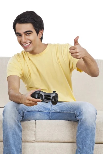 Mann spielt ein Videospiel — Stockfoto