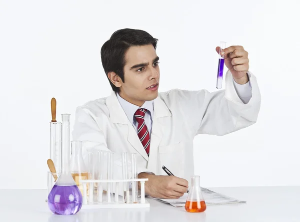 Vitenskapsmann som gjør vitenskapelige eksperimenter – stockfoto