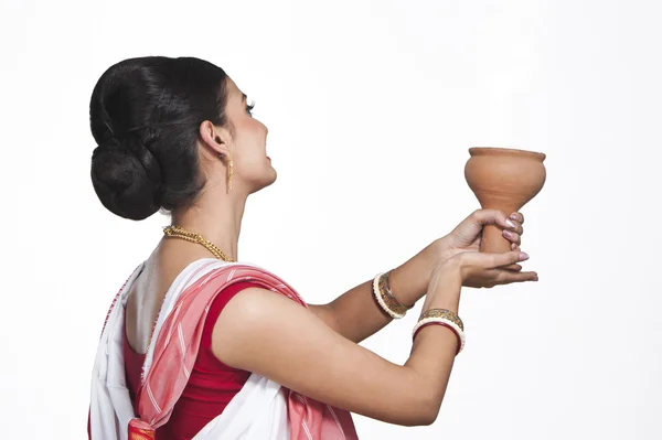 Traditional Bengali woman praying — Stock Photo, Image