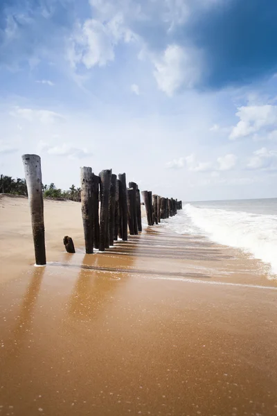 Posti in legno sulla spiaggia — Foto Stock