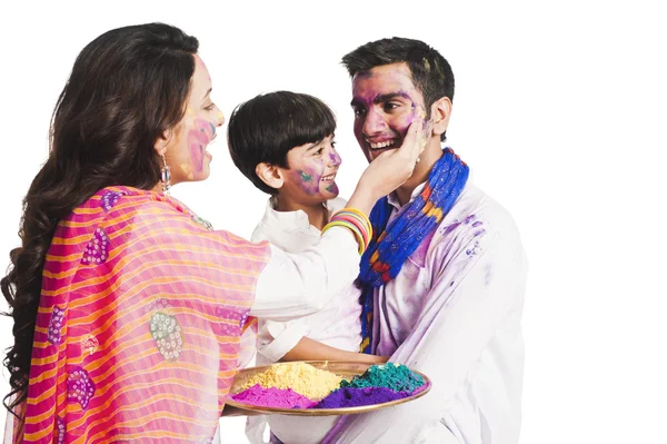 Familjen fira holi festival — Stockfoto