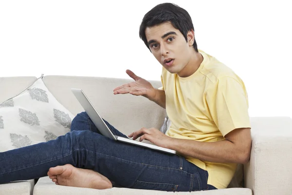 Hombre sorprendido usando un portátil — Foto de Stock