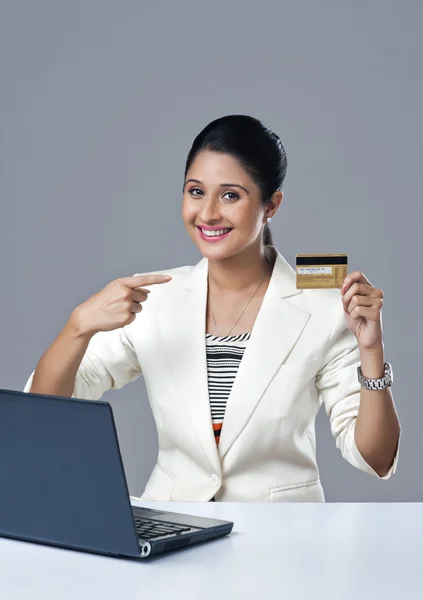 Üzletasszony egy hitelkártya felé mutat — Stock Fotó