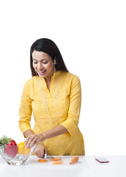 Kobieta krojąca warzywa — Zdjęcie stockowe