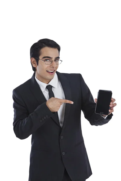 Homme d'affaires montrant un téléphone portable — Photo