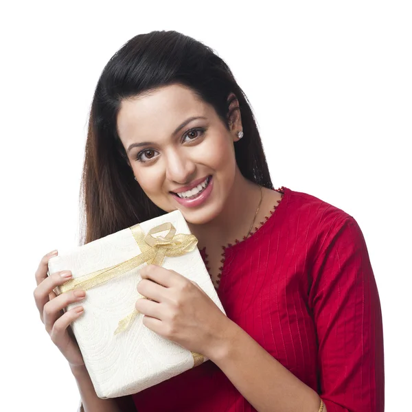 Frau hält Geschenkbox in der Hand — Stockfoto