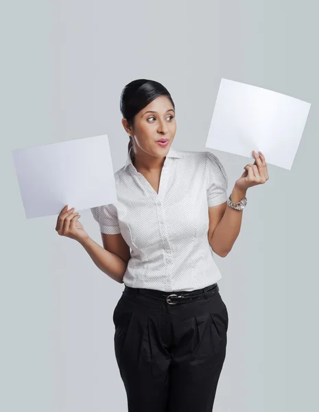 Empresária mostrando cartazes em branco — Fotografia de Stock