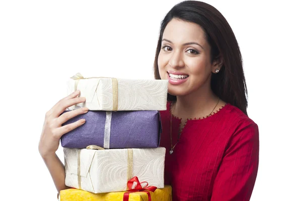 Mulher feliz segurando uma pilha de presentes — Fotografia de Stock