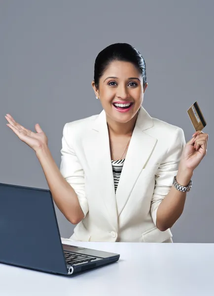 Mujer de negocios mirando emocionada — Foto de Stock