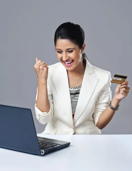 Mujer de negocios mirando emocionada — Foto de Stock