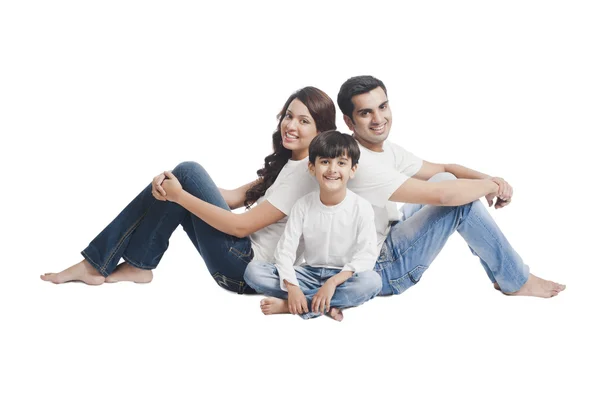 Familia feliz sentados juntos — Foto de Stock