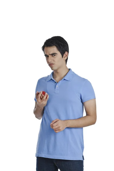 Hombre sosteniendo una pelota de cricket —  Fotos de Stock