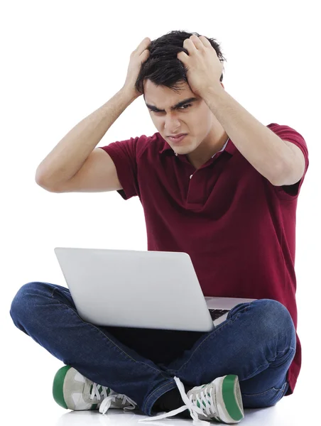 Homem usando um laptop — Fotografia de Stock