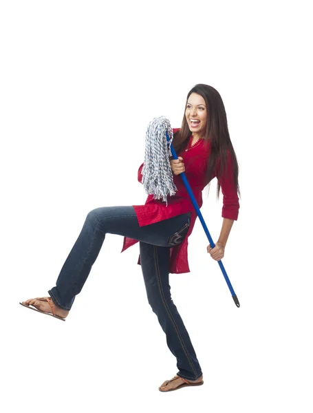 Mulher feliz posando com uma esfregona — Fotografia de Stock