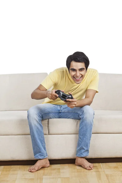 Homem jogando um jogo de vídeo — Fotografia de Stock