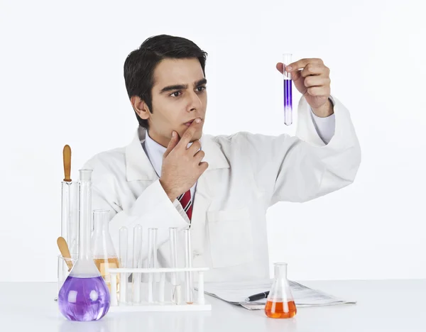 Wetenschapper bezig met wetenschappelijk experiment — Stockfoto
