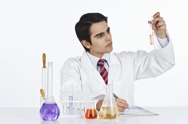 Scientist doing scientific experiment — Stock Photo, Image