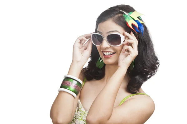 Woman posing with sunglasses — Stock Photo, Image