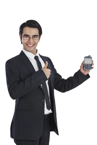 Empresario mostrando un teléfono móvil — Foto de Stock