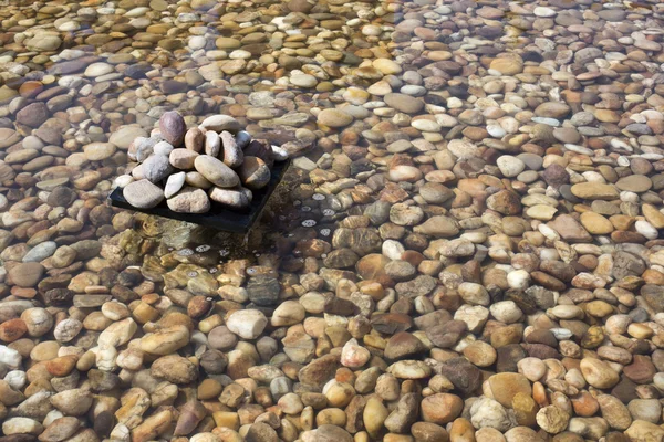 çakıl bir yapay gölet