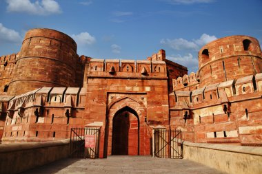 Tourists at entrance to Agra Fort