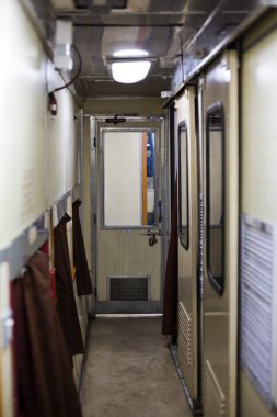 bir tren koridor iç